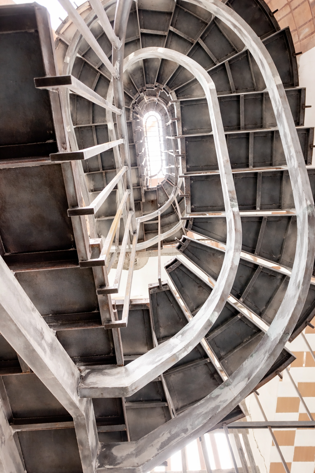 Custom iron staircase fabrication during execution stage
